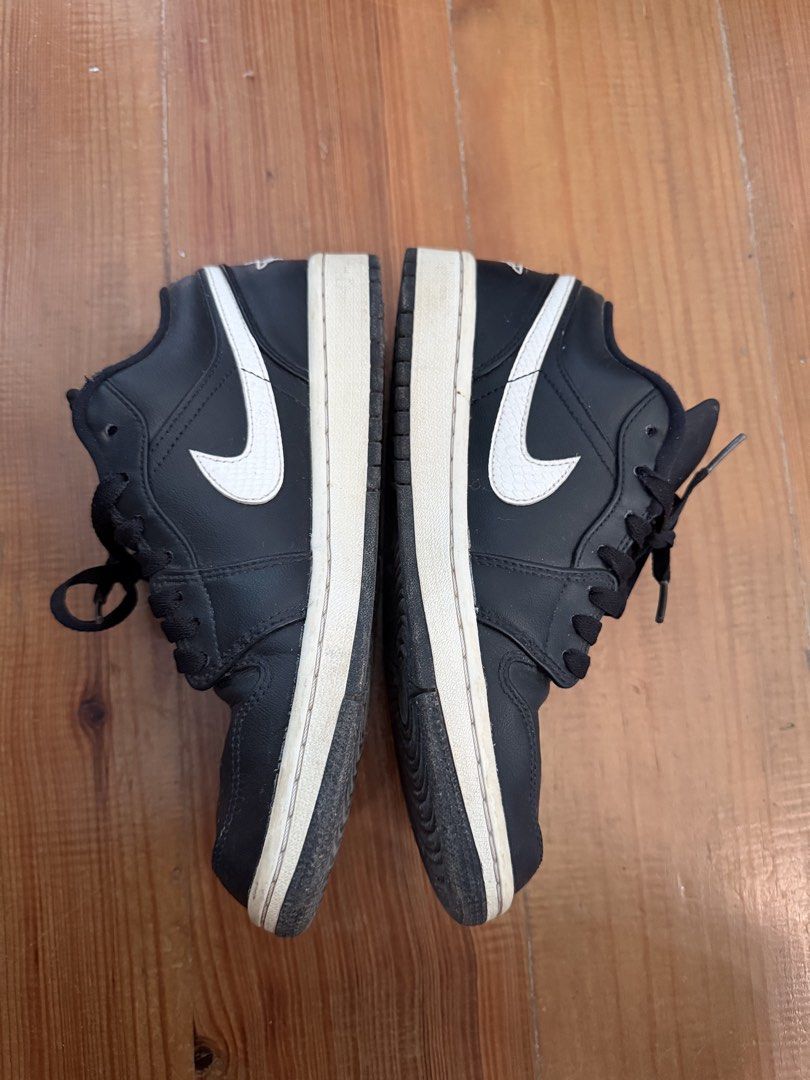 Jordan 1 low Black White(Womens) (Category: Sneakers) located in Baguio. Submitted by d_outhrifts_2600 (Listing ID 1465200612, Image 2). Description: Jordan 1 low Black White(Womens) Good Condition with flaws nasa pic need to reglue Size:7.5W No box OG bought sa singapore.