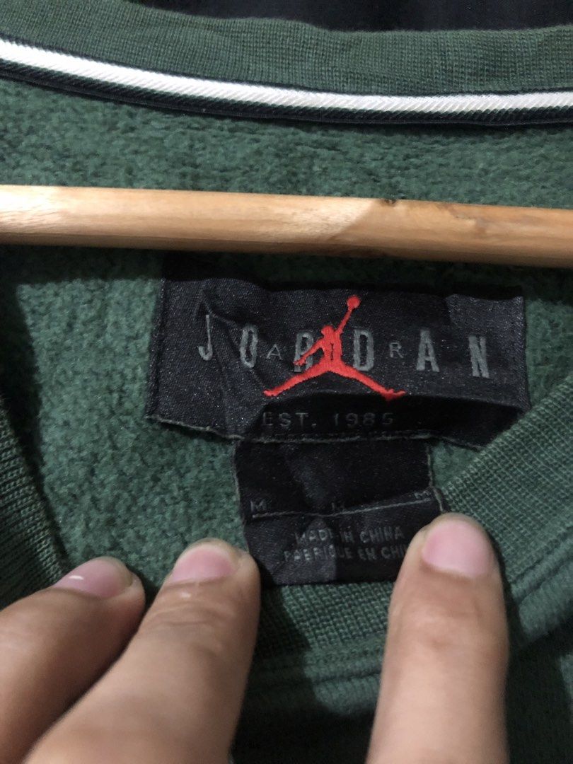Jordan Green JUMPMAN Sweatshirt Medium (Category: Coats, Jackets and Outerwear) located in Quezon City. Submitted by yeahsource222 (Listing ID 1465207641, Image 2). Description: - Brand: Jordan - Color: Green with red and black details - Size: Medium (M) - Material: Comfortable cotton fleece - Design: Classic Jumpman logo and star graphics on the front, ribbed cuffs and hem - Authenticity: Interior neck tag with 'Est. 1985' and style code DO9153-