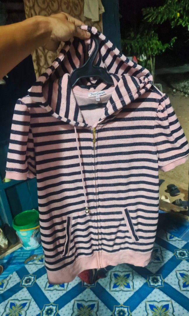 Juicy couture hoodie (Category: Coats, Jackets and Outerwear) located in Manila. Submitted by mackussil (Listing ID 1465301568, Image 1). Description: as new no issue.