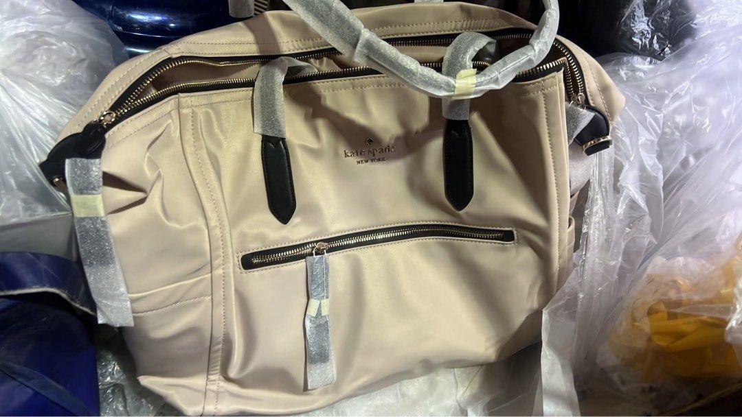 Kate spade weekender bag (Category: Luxury Bags & Wallets) located in Calamba. Submitted by biyanggg (Listing ID 1465221549, Image 2). Description: Plus sf.