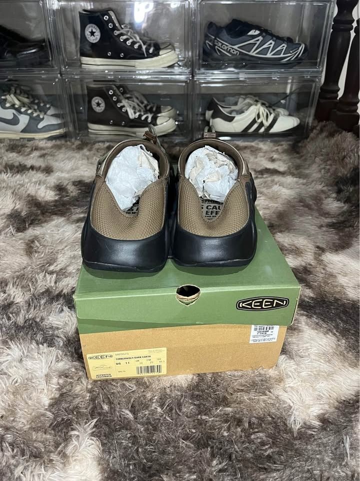 KEEN HYPOWSER CRUSHBACK (Category: Slippers & Slides) located in Caloocan City. Submitted by kristoperlim (Listing ID 1465179007, Image 2). Description: - Brand/Model: KEEN HYPOWSER CRUSHBACK - Size: US 11 - Upper: Quilted canvas with convenient bungee lace adjustment - Outsole: Thick black rubber with excellent grip - Inclusions: Original green and brown shoe box - Condition: Authentic and well-maintained.
