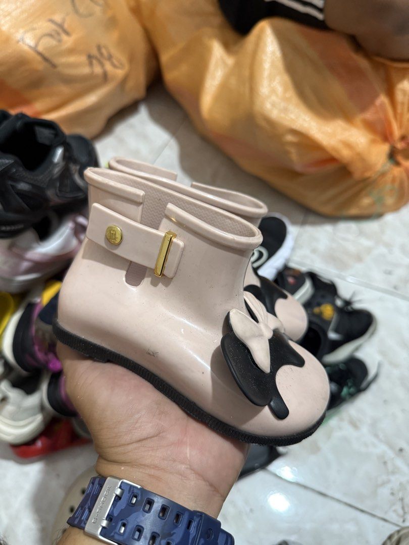 Kids Minnie Mouse Pink Rain Boots (Category: Babies & Kids Fashion) located in Bacolod City. Submitted by kitcarsonduff (Listing ID 1465326548, Image 2). Description: - Adorable pink toddler rain boots featuring a cute Minnie Mouse ears and bow design - Equipped with textured rubber soles to provide great grip for splashing safely in puddles - Stylish details include a decorative side strap with gold hardware and collar snap buttons - Features a 