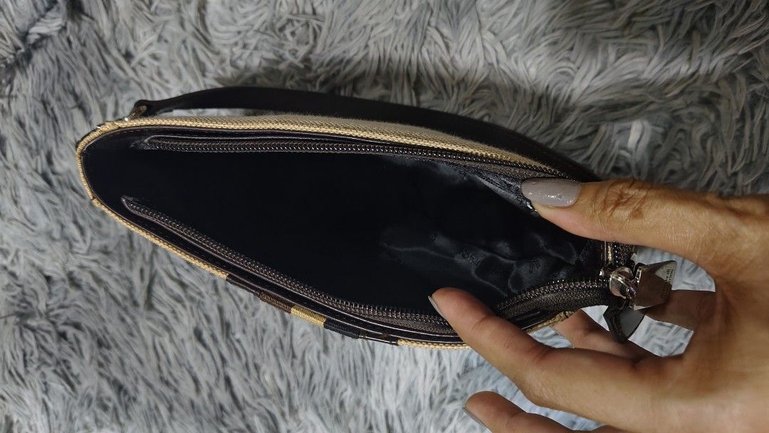 Kili Kili bag (Category: Shoulder Bags) located in Binan City. Submitted by chinitasjapanbags (Listing ID 1465238293, Image 3). Description: original Roberto de Camerino baguette bag fits cellphone.