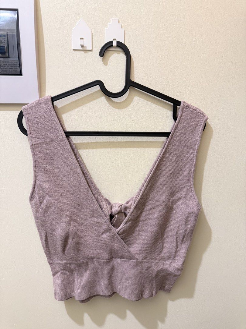 Knitted Vest Croptop (Category: Longsleeves) located in Manila. Submitted by xmagic.shopx (Listing ID 1465283481, Image 1). Description: .