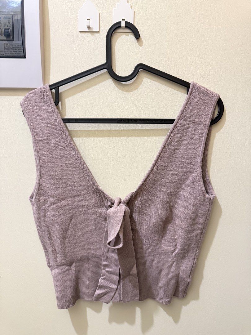 Knitted Vest Croptop (Category: Longsleeves) located in Manila. Submitted by xmagic.shopx (Listing ID 1465283481, Image 2). Description: .