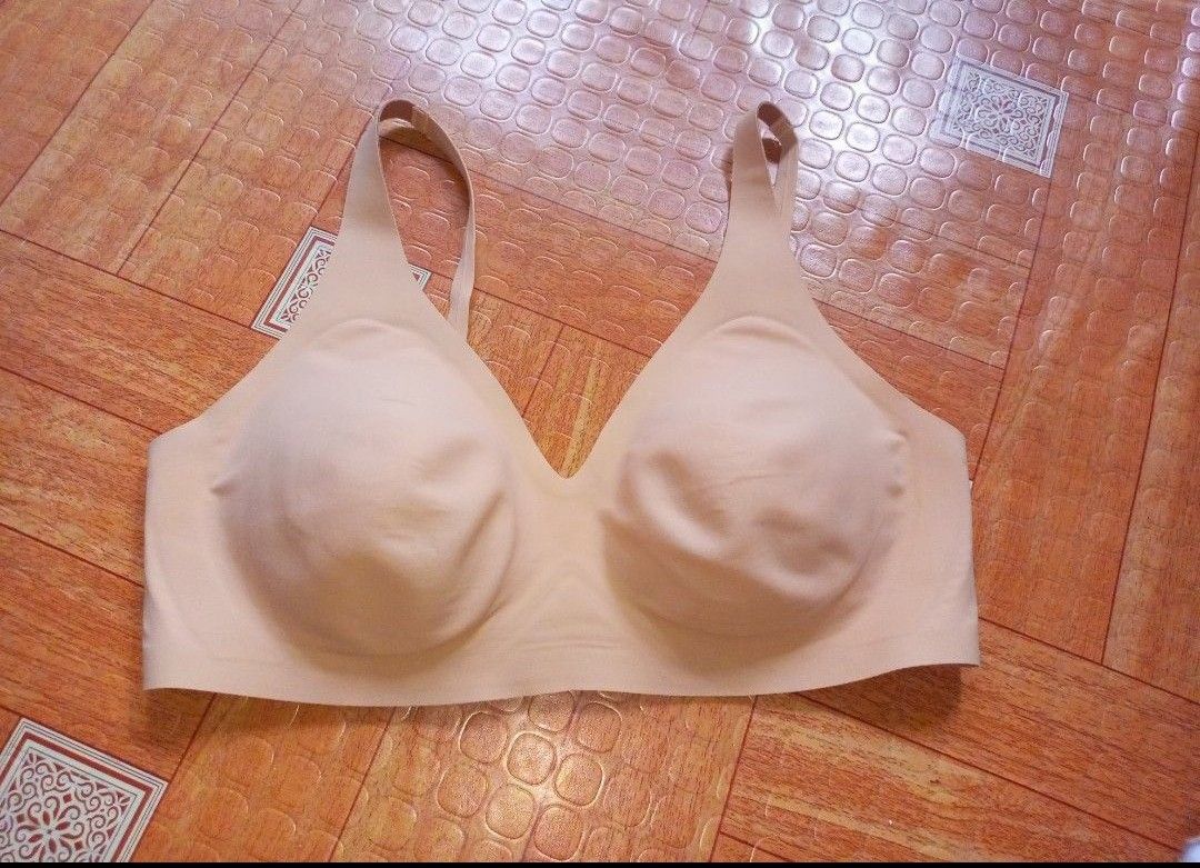 Knix Seamless Bra Size: Medium (Category: Undergarments & Loungewear) located in Navotas City. Submitted by vanilla_sandalwood (Listing ID 1465196862, Image 1). Description: -Brand: Knix -Seamless Bra -Good Condition -Size: Medium+ for 34B -Like New -Makapal ang pag ka seamless -Ukay US Bale Na wash na po.