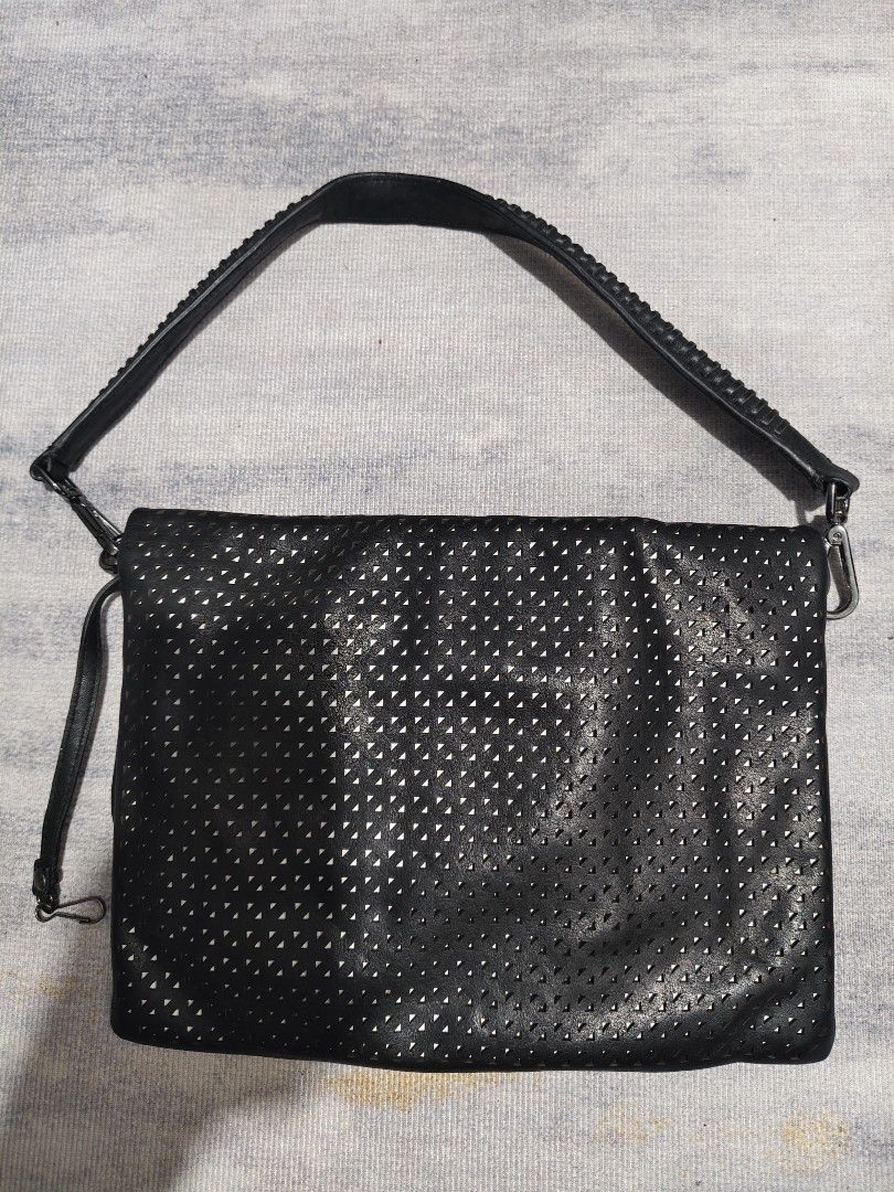 Kurt Geiger London leather shoulder bag (Category: Shoulder Bags) located in Baguio. Submitted by igorotak.111.taraki.com (Listing ID 1465292985, Image 2). Description: FS Kurt Geiger London leather shoulder bag .vgood condi no issues ganda nito ♥️.