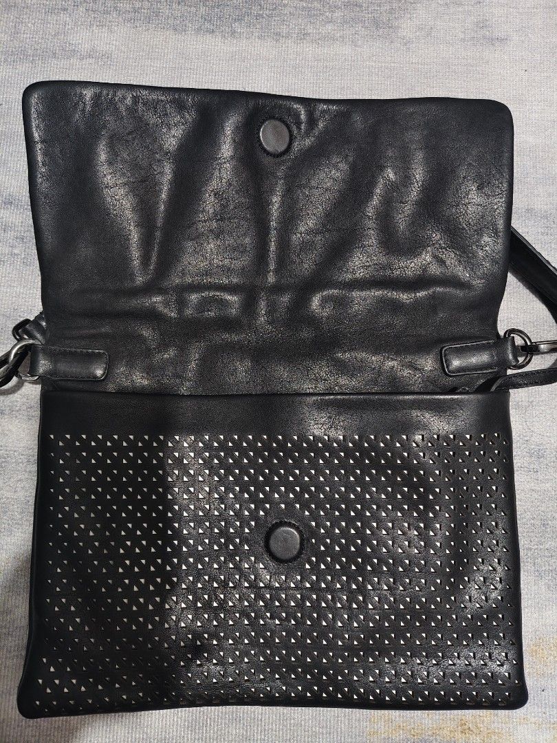 Kurt Geiger London leather shoulder bag (Category: Shoulder Bags) located in Baguio. Submitted by igorotak.111.taraki.com (Listing ID 1465292985, Image 3). Description: FS Kurt Geiger London leather shoulder bag .vgood condi no issues ganda nito ♥️.