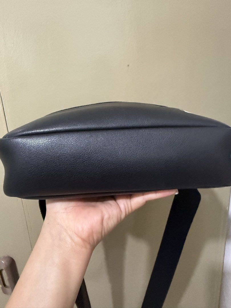 LACOSTE SLING BAG (Category: Cross-body Bags) located in Malabon City. Submitted by iamxtine29 (Listing ID 1465313067, Image 2). Description: good condition 10% ORIGINAL issue - Discoloration lang sa gilid ng ziper may bilog check nlang sa last photo.