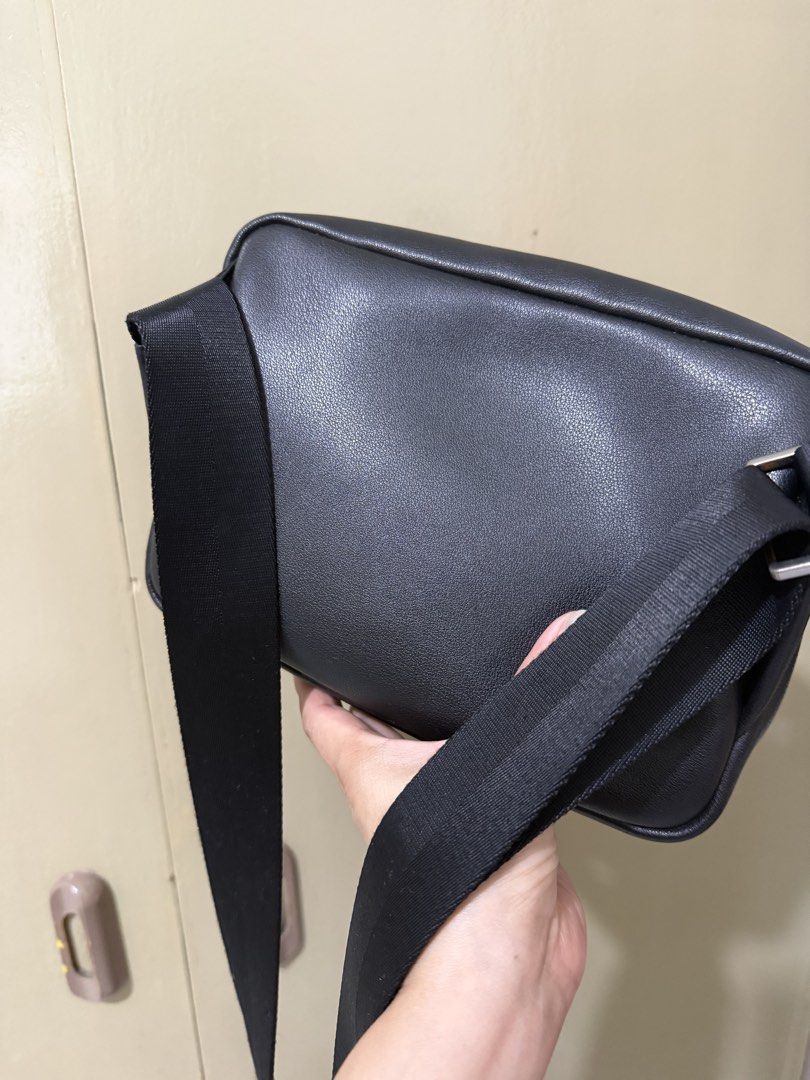 LACOSTE SLING BAG (Category: Cross-body Bags) located in Malabon City. Submitted by iamxtine29 (Listing ID 1465313067, Image 3). Description: good condition 10% ORIGINAL issue - Discoloration lang sa gilid ng ziper may bilog check nlang sa last photo.