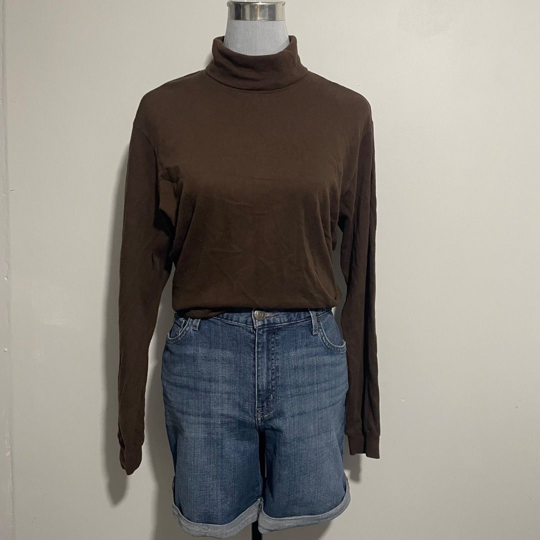 Large Chocobrown Uniqlo Turtleneck (Category: Longsleeves) located in Bacolor. Submitted by chicn_classy (Listing ID 1465241603, Image 1). Description: .