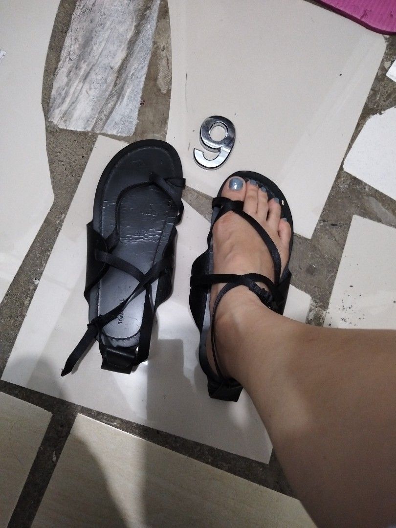 Leather Sabdals (Category: Sandals) located in El Salvador. Submitted by francheskaukayukay (Listing ID 1465196315, Image 1). Description: .