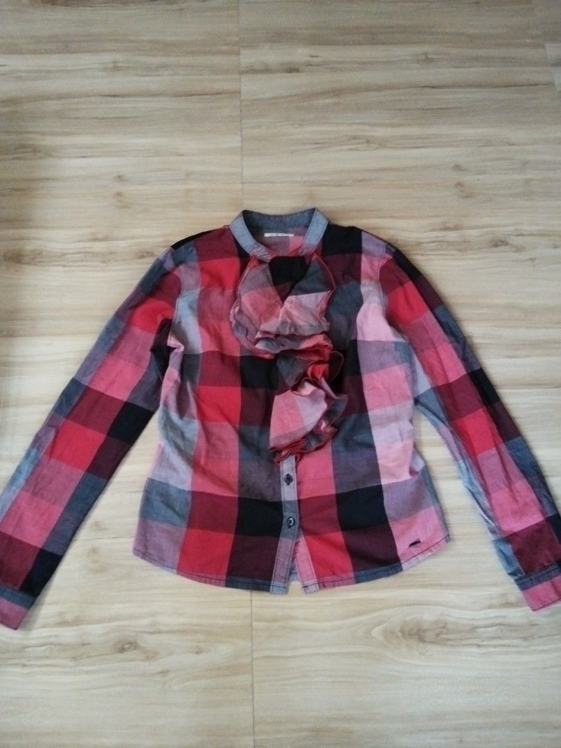 Lee checkered long sleeve (Category: Longsleeves) located in Calasiao. Submitted by alluringvenus.thriftshop (Listing ID 1465223278, Image 2). Description: Lee checkered long sleeve very good condition like new from 🇺🇲 Package.