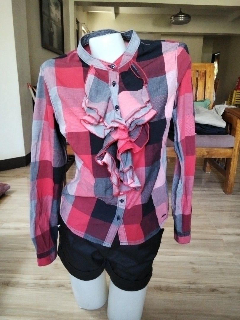 Lee checkered long sleeve (Category: Longsleeves) located in Calasiao. Submitted by alluringvenus.thriftshop (Listing ID 1465223278, Image 1). Description: Lee checkered long sleeve very good condition like new from 🇺🇲 Package.