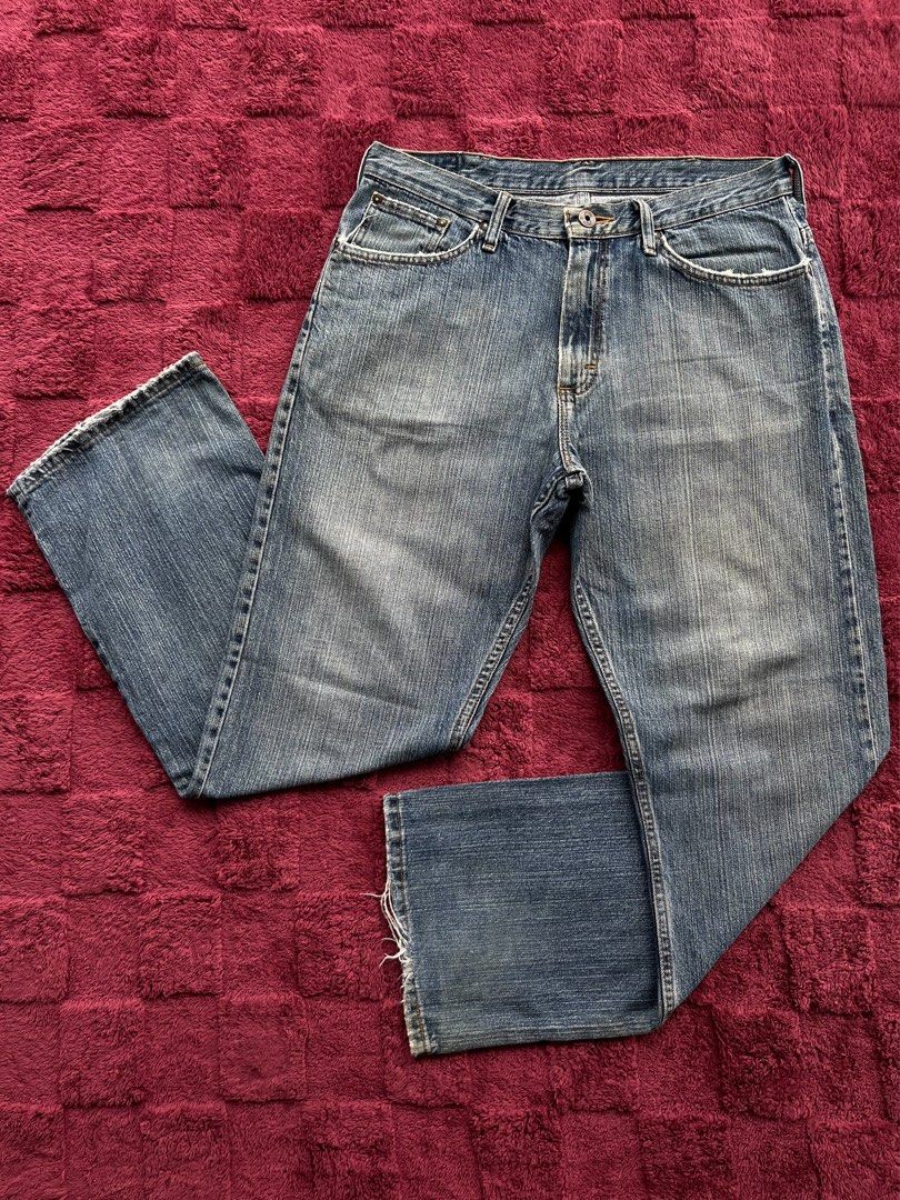 Lee Pants (Category: Jeans) located in Bulacan. Submitted by thriftm.e (Listing ID 1465229965, Image 3). Description: Dimes (in inches) Waist: 32-33 Length: 42 Leg Hole: 9.5 Thigh: 11 Condition: 10/10 Color Rate: 10/10 Issue: (See last 2 photos).