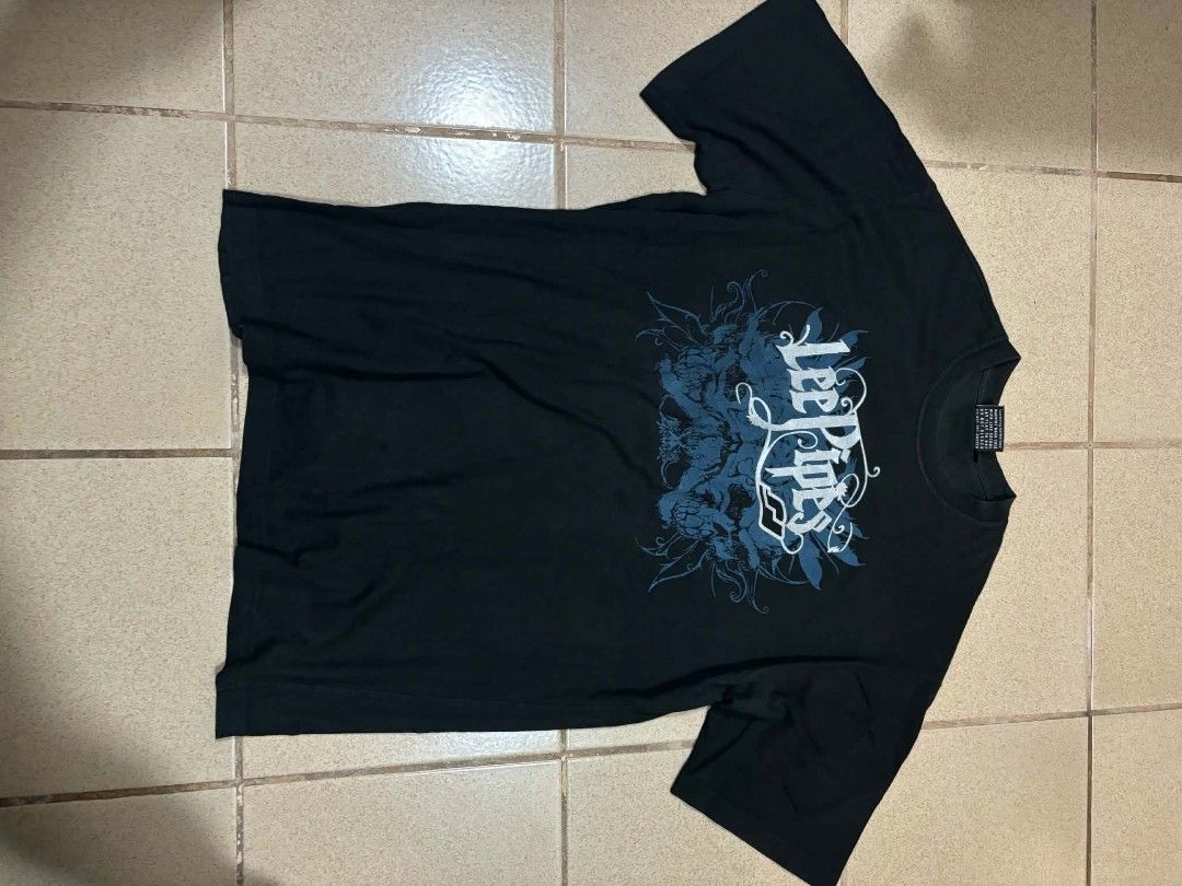 Lee Pipes Black Graphic Tee Skull Y2K (Category: Tshirts & Polo Shirts ) located in Caloocan City. Submitted by joshuadyogi0122 (Listing ID 1465181887, Image 1). Description: - Brand: Lee Pipes - Color: Black - Size: Large - Design: Large skull and scroll front graphic with small back collar logo - Fit: Standard fit with classic crew neck - Details: Interior tag with care instructions included.