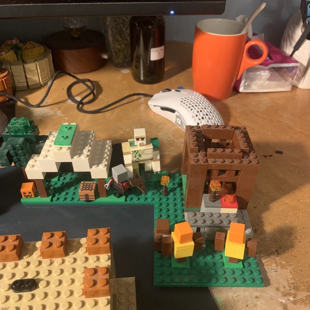 Lego Minecraft: Multiple Sets （分類：樂高及拼砌組合）位於 Hong Kong。 由 james_lequet 提交（商品編號 1465329571，圖片 6）。簡介： Sets Included: 21131, 21146, 21160, 21159 Should include most figures and pieces Good condition。
