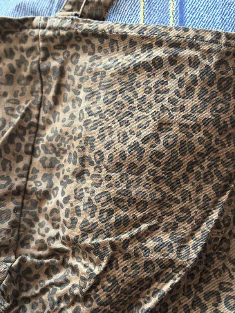 Leopard Print Canvas Tote Bag Shoulder Bag (Category: Tote Bags) located in Batangas. Submitted by enyahsnivl56498 (Listing ID 1465183563, Image 2). Description: - Stylish brown and black leopard print design - Made from durable and sturdy canvas fabric - Comfortable and secure double shoulder straps - Convenient interior slip pocket for small essentials - Clean fabric lining inside the main compartment - Versatile everyday casual bag for daily u