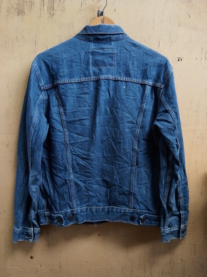 Levi's 72334 Trucker Denim Jacket Size M (Category: Coats, Jackets and Outerwear) located in Bantayan. Submitted by markjimenez1975557 (Listing ID 1465305271, Image 3). Description: excellent medium on tag dimes 21x25 issue on collar not noticeable if wear - Brand/Model: Classic Levi's Denim Trucker Jacket (Model 72334) - Size: Medium (tag attached near leather patch) - Color: Classic Blue - Features: Standard collar, metal button closure, two ch