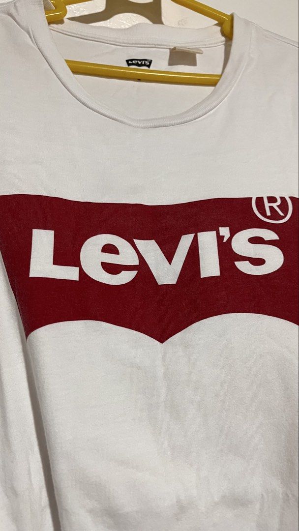 Levi’s Classic Batwing Graphic Tee (Category: Tshirts & Polo Shirts ) located in Dinalupihan. Submitted by banditvaultco (Listing ID 1465229652, Image 2). Description: • Brand: Levi’s • Color: White with Red Batwing Logo • Size: M (Medium) • Condition: 9.5/10 (Excellent condition, clean, no stains or visible flaws) • Origin: Made in China (Official Levi’s inner neck tags attached) • Material: 100% Cotton, soft and breathable.