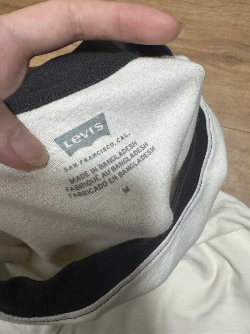 Levi’s graphic tee (Category: Sleeveless) located in Manila. Submitted by bookishtati (Listing ID 1465315595, Image 2). Description: .