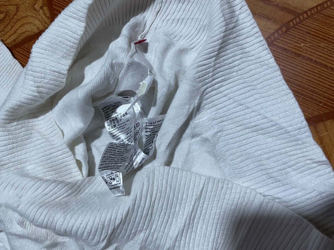 LEVIS KNITTED (Category: Others Tops) located in Malabon City. Submitted by arc___wear (Listing ID 1465296523, Image 3). Description: LEVIS KNITTED - SIZE SMALL TO MEDIUM - ISSUE PINHOLE - GOOD CONDITION - COLOR RATE 9.8/10 - DM FOR MORE DETAILS AND PICS.