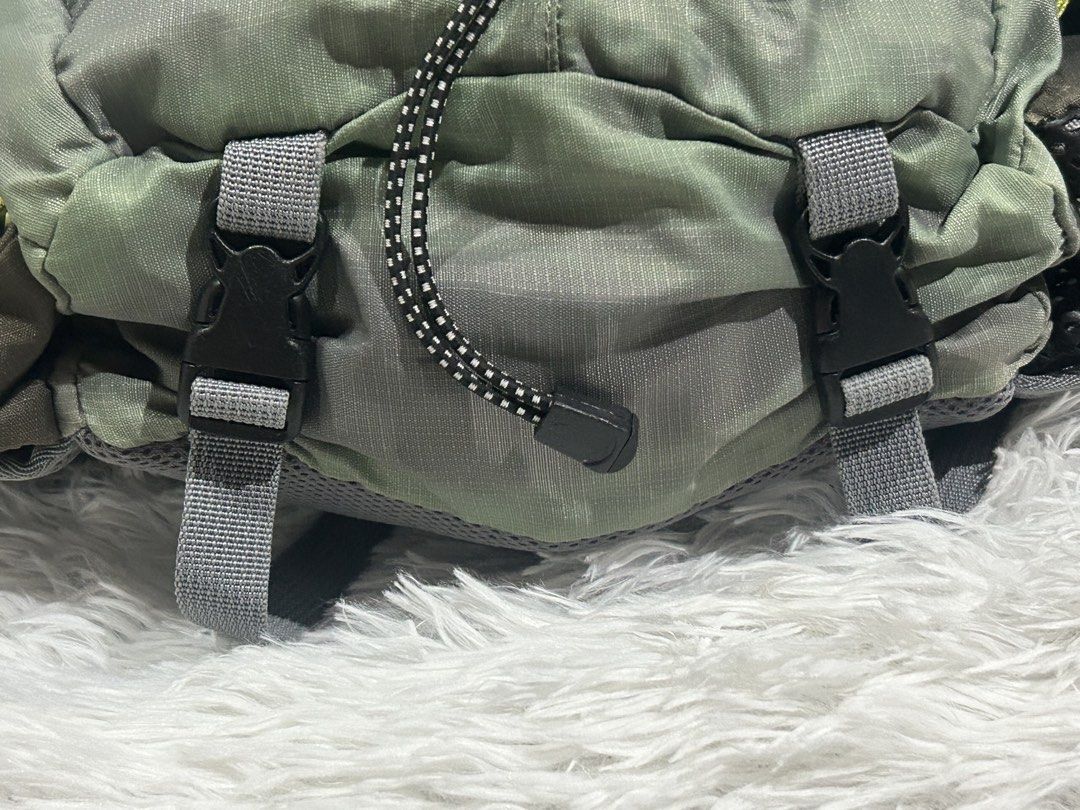 Libero Utility Waist Bag (Category: Belt bags, Clutches and Pouches) located in Pasig City. Submitted by minminreyn (Listing ID 1465372465, Image 3). Description: Libero Hiking Belt Bag Made in Vietnam Issue :may mantsa nasa picture un lang Pero maganda at matibay cavite or Qc (Sunday).
