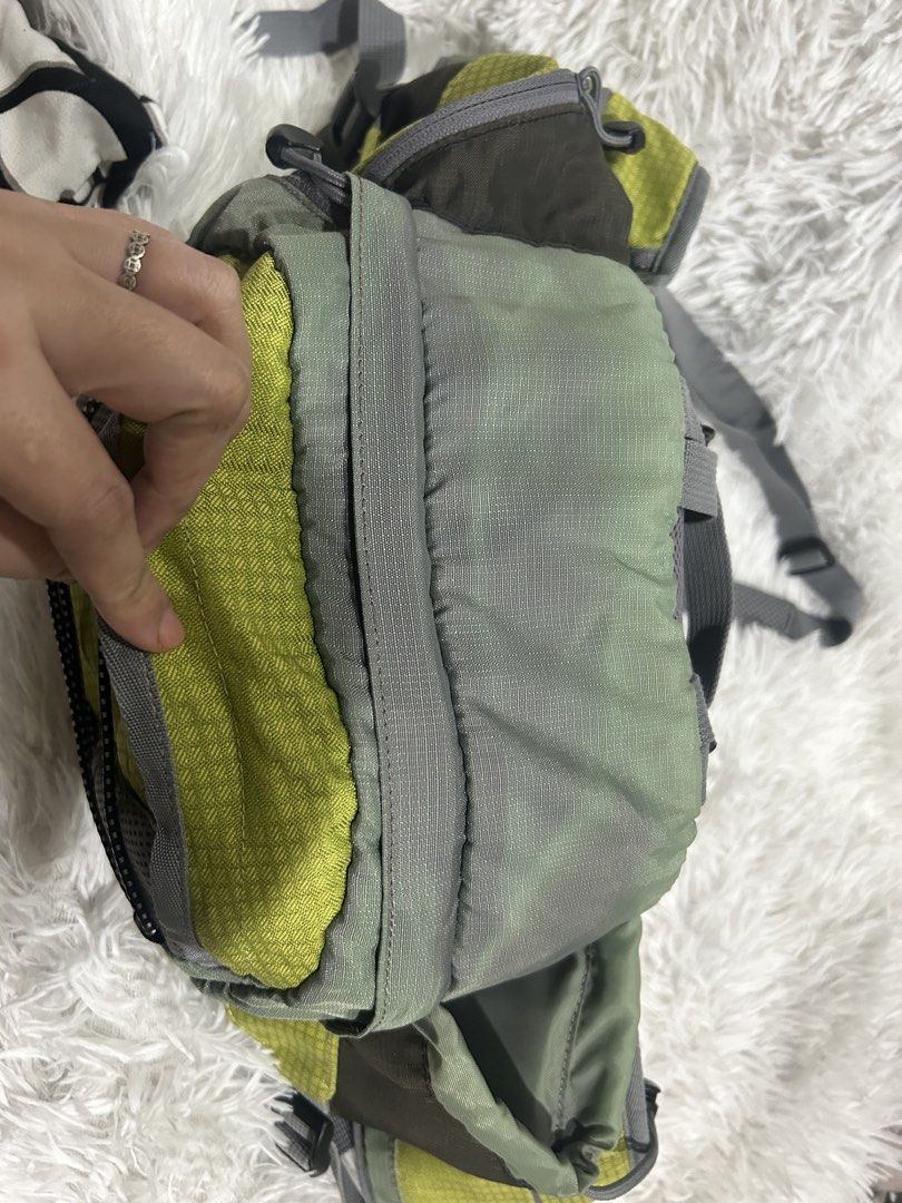 Libero Utility Waist Bag (Category: Belt bags, Clutches and Pouches) located in Pasig City. Submitted by minminreyn (Listing ID 1465372465, Image 2). Description: Libero Hiking Belt Bag Made in Vietnam Issue :may mantsa nasa picture un lang Pero maganda at matibay cavite or Qc (Sunday).