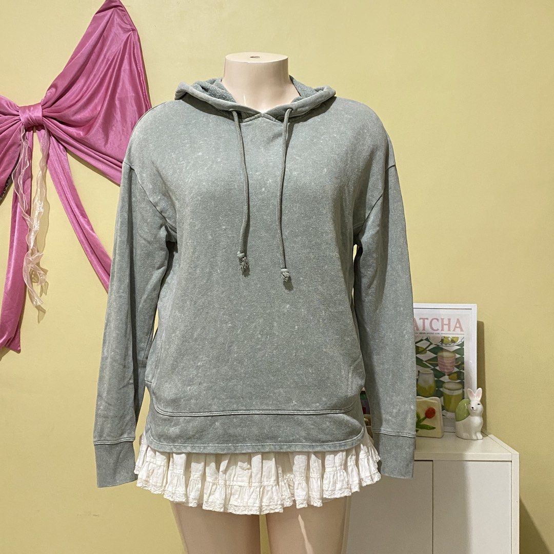 LIGHT GRAY HOODIE JACKET (Category: Coats, Jackets and Outerwear) located in Dasmarinas. Submitted by hannah.oakph (Listing ID 1465183588, Image 2). Description: .