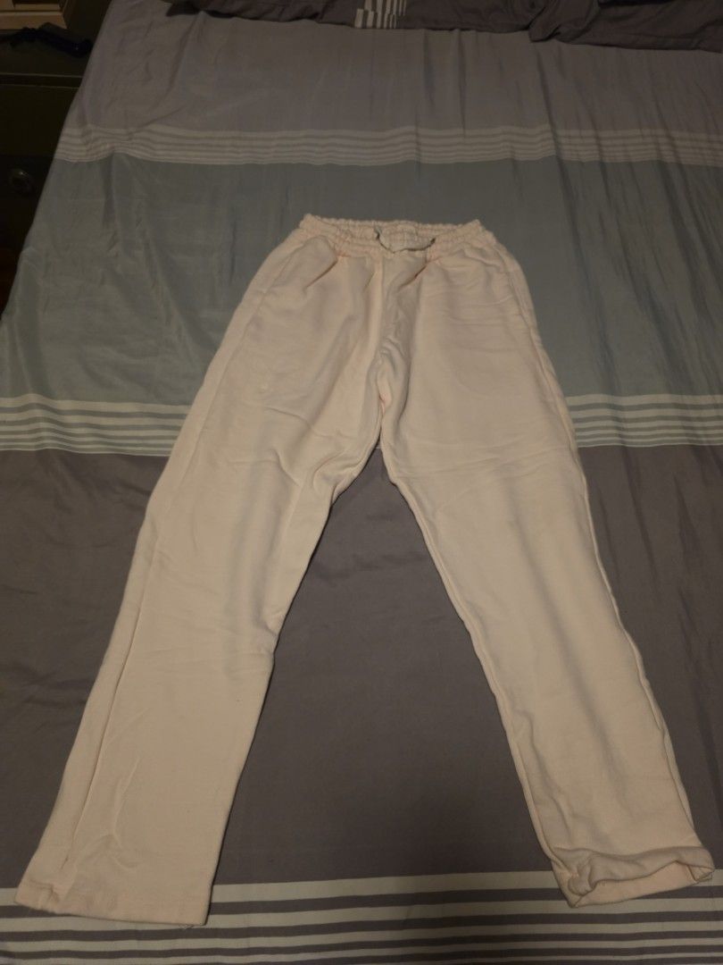Terno Light Pink Drawstring Sweatpants Lounge Pants (Category: Joggers) located in Manila. Submitted by cher0918 (Listing ID 1465272895, Image 1). Description: - Color: Soft light pink (solid pastel) - Fit: Relaxed and comfortable - Waistband: Elastic with matching adjustable drawstring - Ideal for: Lounging at home or casual daily errands - Versatile: Easy to pair with any t-shirt or hoodie.