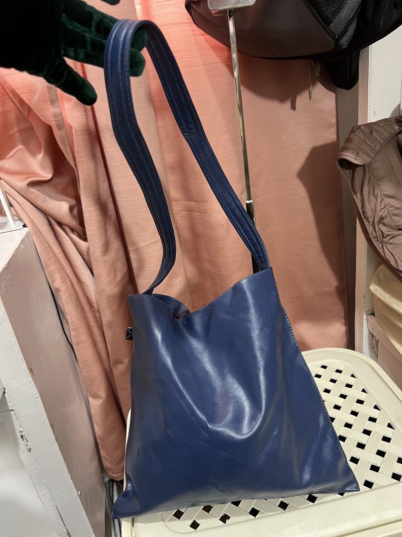 lightweight everyday bag (Category: Shoulder Bags) located in Baguio. Submitted by mercedeshermosamoran (Listing ID 1465356957, Image 1). Description: fits umbrella, water bottle L-12 inches w- 12 inches.