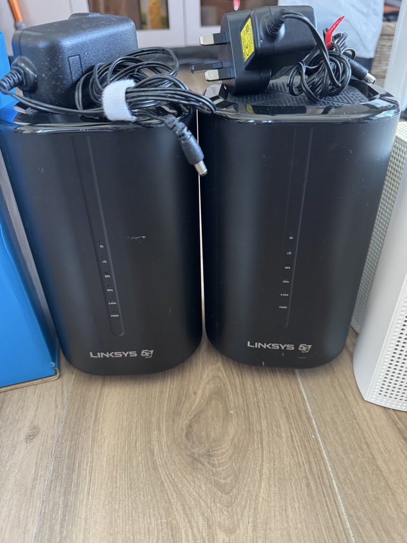 Linksys 5G 路由器及 Velop Mesh Wi-Fi 套裝 （分類：Wifi及上網相關產品）位於 Hong Kong。 由 tin88_88 提交（商品編號 1465224424，圖片 1）。簡介： 屋企升級網絡換出來，Linksys 5G 路由器兩部，仲有 Velop WHW03 V2 Mesh Wi-Fi 路由器五部，連晒原裝火牛。全部正常使用，網速穩定，覆蓋好。有啲機身有少許泛黃或花痕，不影響使用。啱晒小型公司，大屋或村屋用，最好成套走。。