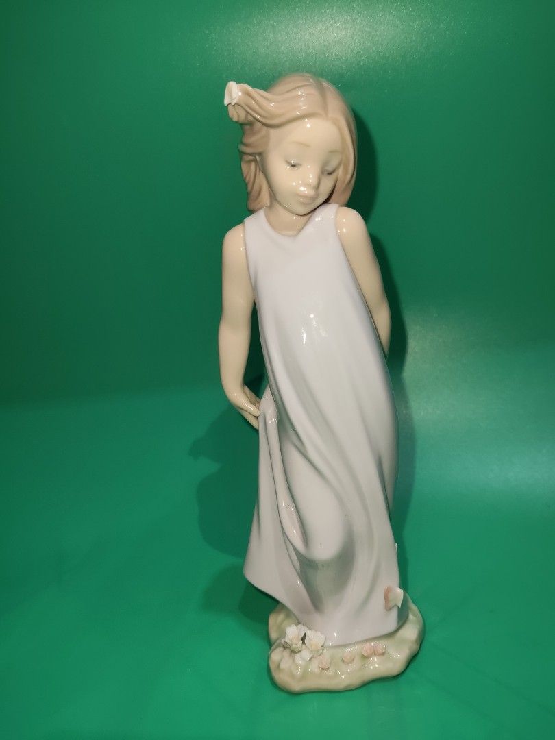 Lladró Figurine (Category: Vintage Collectibles) located in Manila. Submitted by bamask.ph (Listing ID 1465298265, Image 1). Description: .