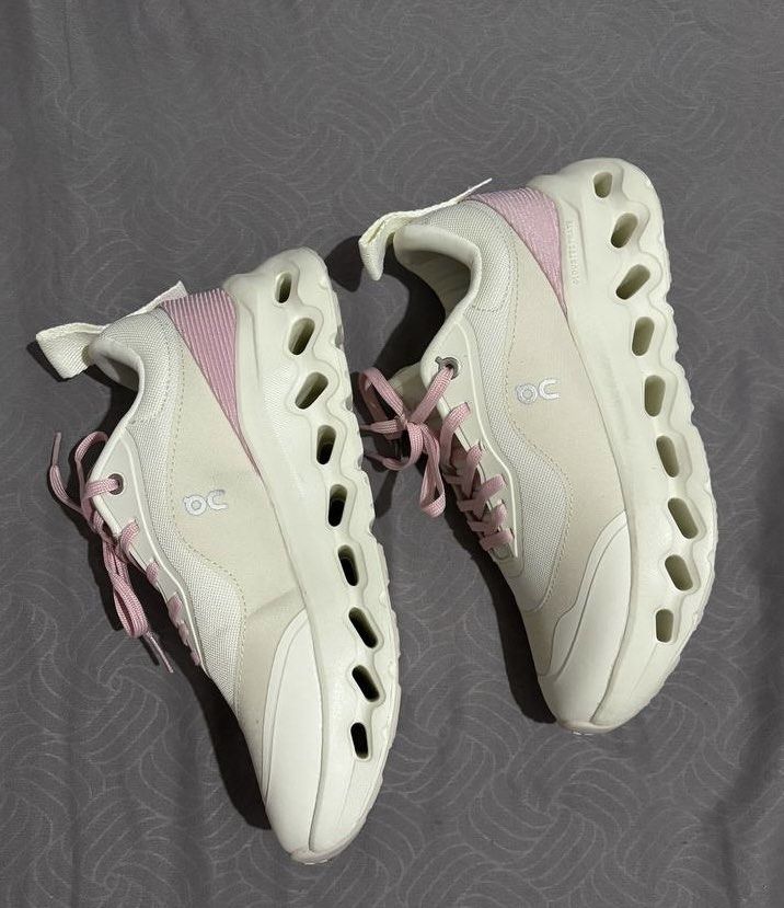 Loewe x On Cloudtilt White Pink Sneakers (Category: Sneakers) located in Bulacan. Submitted by sijayyseven (Listing ID 1465296752, Image 3). Description: - Payment first - No box - thrifted - no issue - jnt or lalamove .