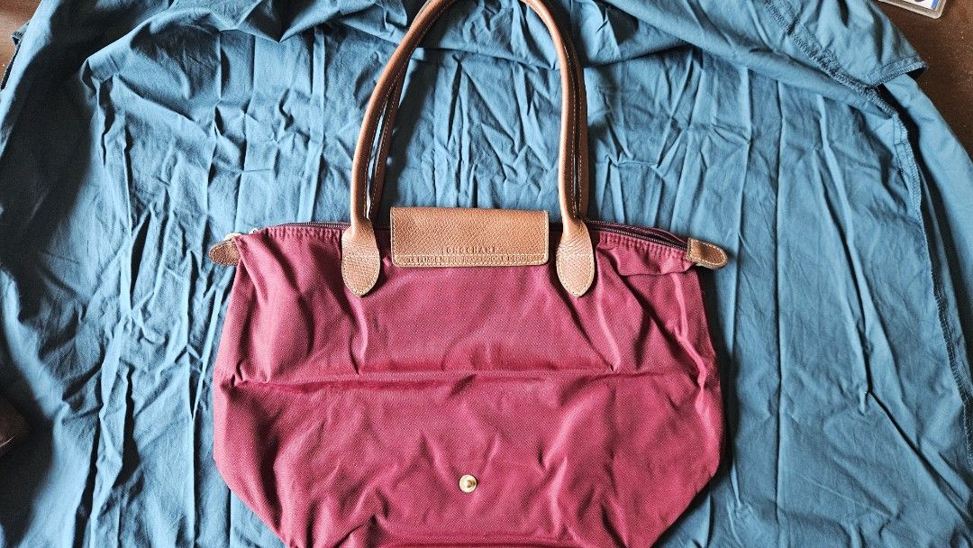 Longchamp (Category: Luxury Bags & Wallets) located in Taguig. Submitted by miguels_ (Listing ID 1465178089, Image 3). Description: MOP: Bank Transfer Buyer to shoulder shipping fee.