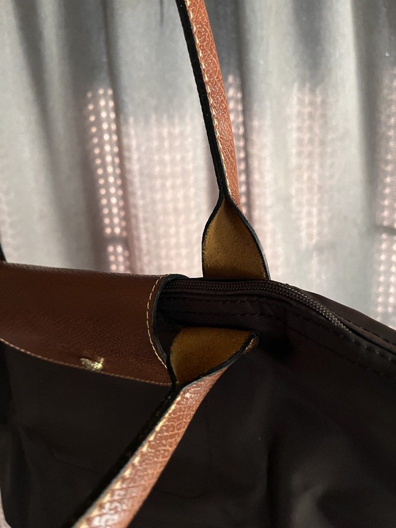 Longchamp ebony (Category: Luxury Accessories) located in San Jacinto. Submitted by kellysthrift_ (Listing ID 1465264107, Image 3). Description: Ebony longchamp medium.