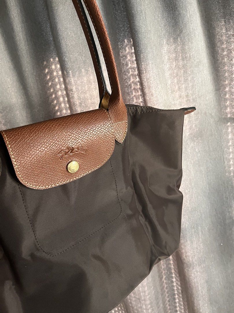 Longchamp ebony (Category: Luxury Accessories) located in San Jacinto. Submitted by kellysthrift_ (Listing ID 1465264107, Image 2). Description: Ebony longchamp medium.