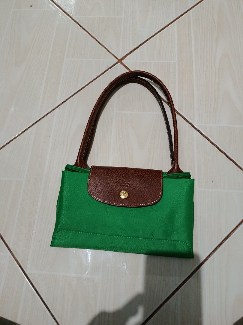 Longchamp M Tote (Category: Luxury Bags & Wallets) located in Manila. Submitted by mushiirol (Listing ID 1465285626, Image 2). Description: Color: Green Size: Medium Good as new, not yet used..