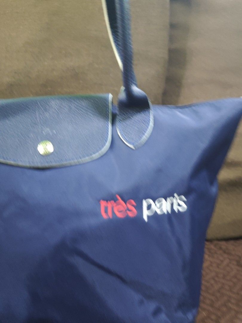 Longchamp med size tote bag (Category: Tote Bags) located in Pili. Submitted by zaneombao03491 (Listing ID 1465328415, Image 2). Description: .