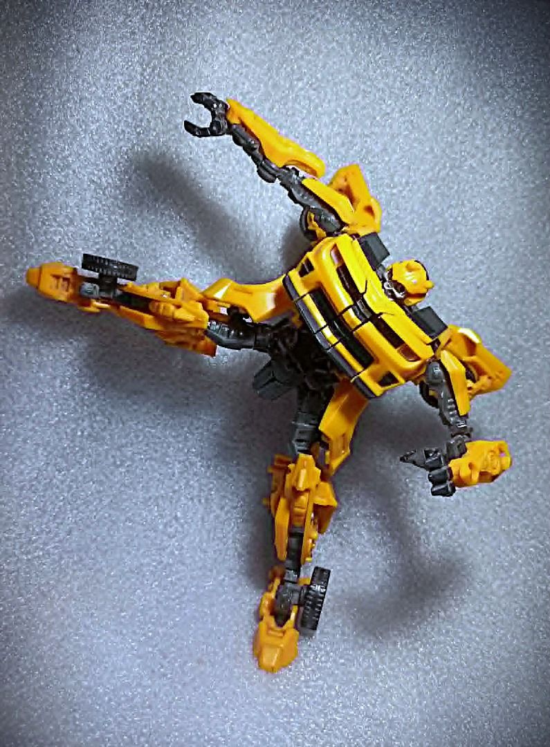 Loose DOTM BUMBLEBEE Oversized Class K.O. Autobot Transformers (Category: Kids Toys) located in Pasay City. Submitted by Chariselyn (Listing ID 1465218708, Image 1). Description: Loose DOTM BUMBLEBEE (400+sf) Oversized Class K.O. Autobot Transformers Series: Movie - Transformers: Dark of the Moon, 2011 Scale: 7 inches Stock: 1 Condition: 9/10 Issues: 0 Accessories: complete, no manual Mode of Payment: GCash or through your rider Shipping options: