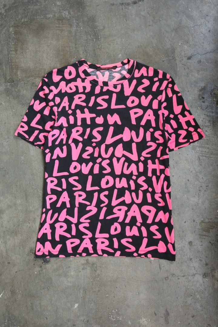 Louis Vuitton - Stephen Sprouse - Marc Jacobs - S/S 09 - Graffiti Tee (Category: Tshirts & Polo Shirts ) located in Manila. Submitted by graymatter_ (Listing ID 1465259138, Image 2). Description: Louis Vuitton - Stephen Sprouse - Marc Jacobs - S/S 09 - Graffiti Tee Tagged Size: M Condition: 9/10 Material: 50% Modal, 50% Cotton Made in: Italy Dimensions Length: 27 Width: 20.5 Shoulder: 18.5 Sleeve: 9.5 .