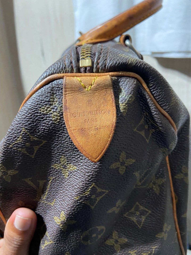 Louis Vuitton Monogram Speedy Handbag (Category: Luxury Bags & Wallets) located in Midsayap. Submitted by monesreenc98619 (Listing ID 1465312522, Image 1). Description: - Brand: Louis Vuitton - Material: Monogram canvas with vachetta leather trim - Hardware: Gold-tone zipper closure - Interior: Brown fabric lining with date code SP0952 - Origin: Made in France - Condition: Classic vintage piece with natural honey patina on leather tabs and minor 