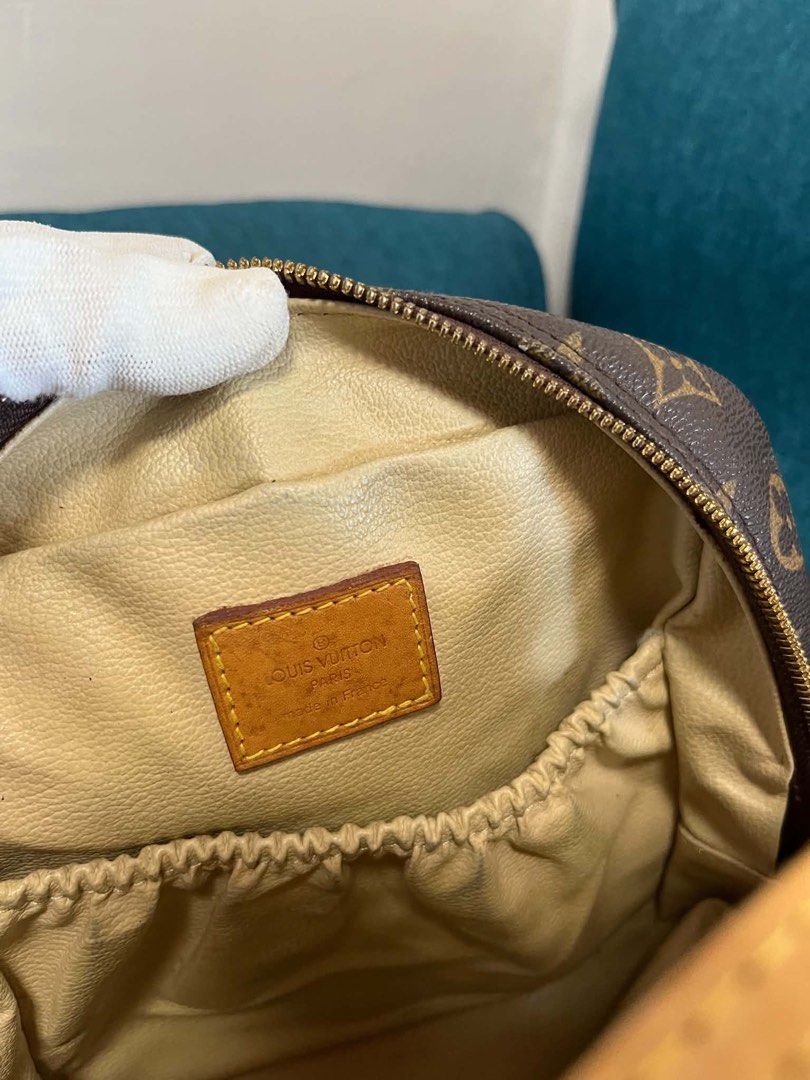 Louis Vuitton Spontini (Category: Luxury Bags & Wallets) located in Tacurong. Submitted by pearlitas_ukay (Listing ID 1465175230, Image 3). Description: The Louis Vuitton Spontini is a structured, square-shaped 2-way handbag and crossbody bag first introduced in the early 2000s. Designed primarily as a compact utility vanity or cosmetic bag, its classic look and functional design quickly made it a popular daily lifestyle handbag. 📐 Product Speci