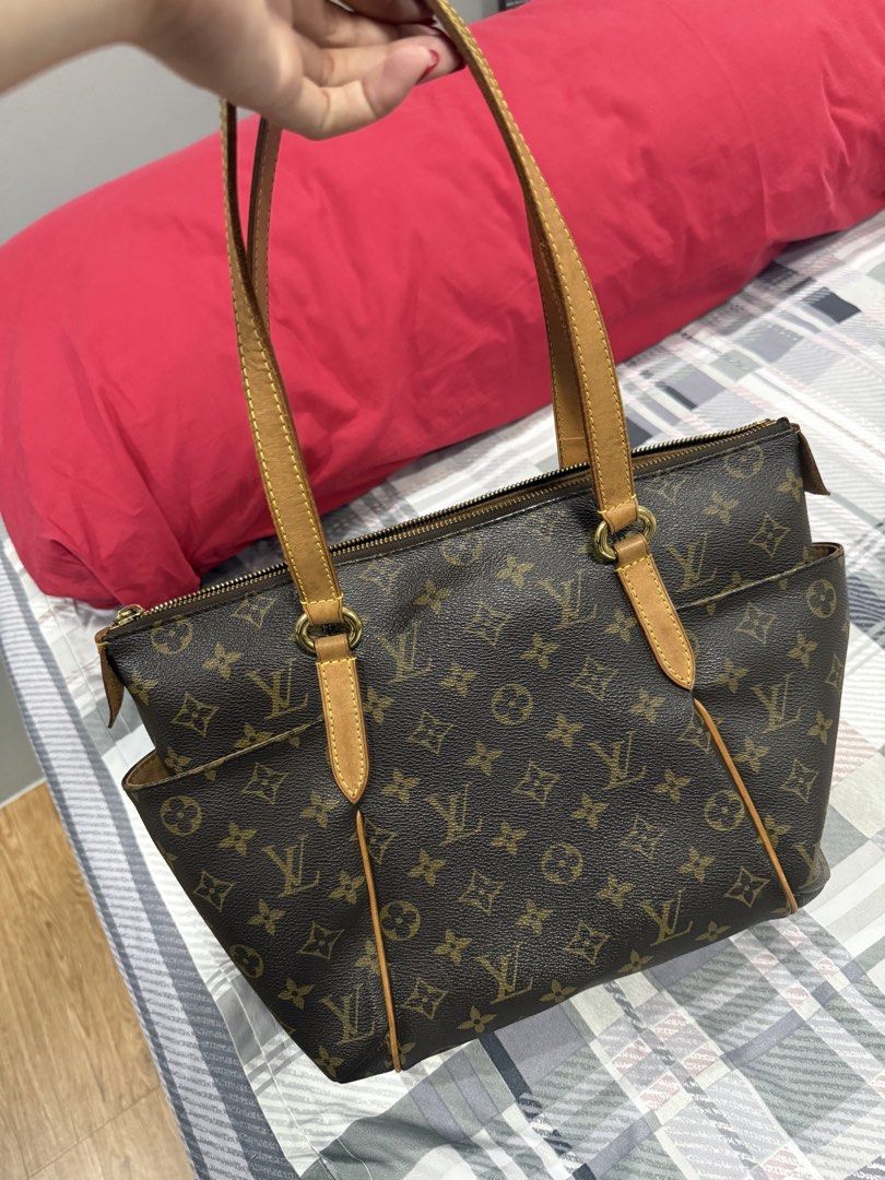 Louis Vuitton Totally (Category: Luxury Bags & Wallets) located in Cavite. Submitted by jeramiea (Listing ID 1465234187, Image 1). Description: Lv totally pm in monogram In good condition Money back guarantee Meetup/lalamove ok .