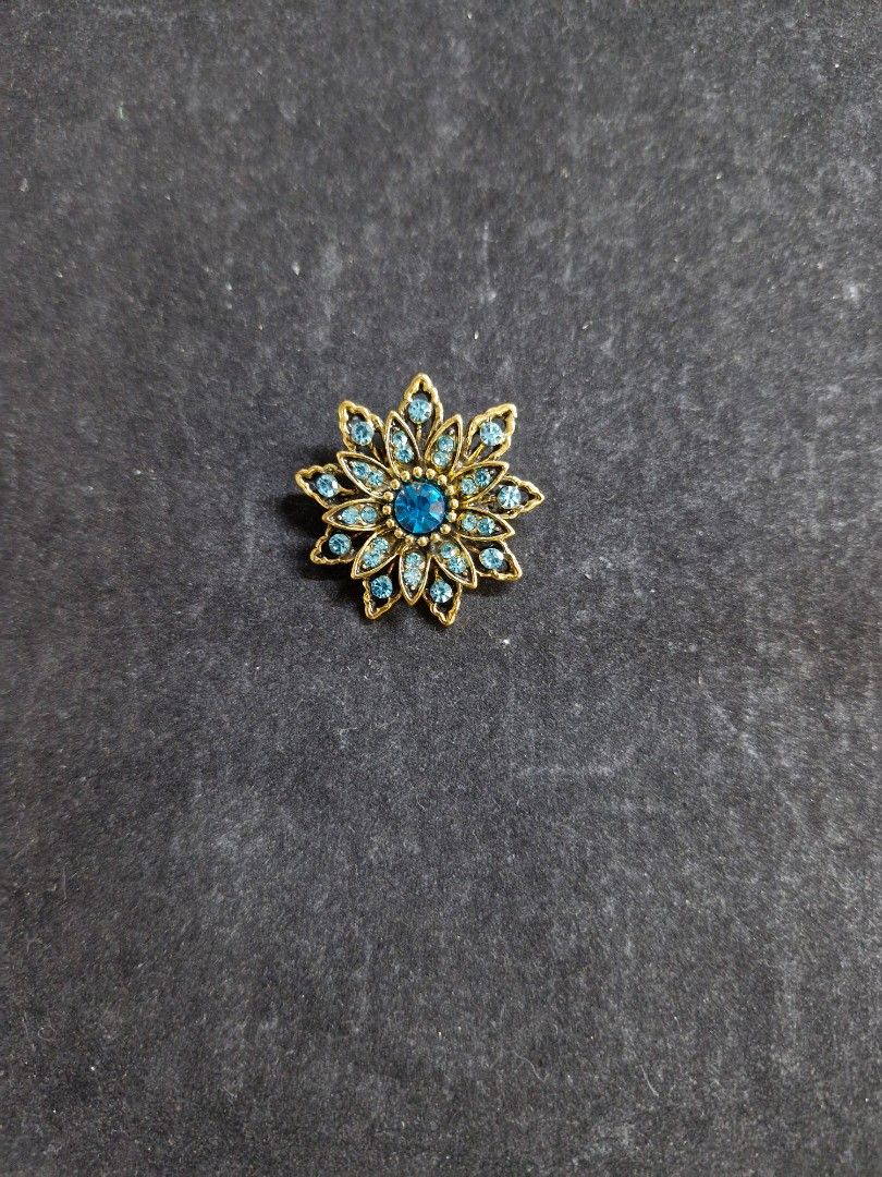 Love-in-a-Mist Flower Brooch (Category: Brooches) located in Taguig. Submitted by mommaschoice (Listing ID 1465343694, Image 1). Description: Brand New Elegantly crafted design Adorned w/rhinestones Lightweight won't damage the fabric Ships nationwide.