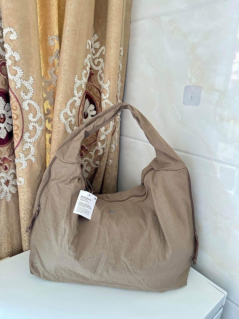 Lululemon Pleated Shoulder Bag 10L (Category: Shoulder Bags) located in Quezon City. Submitted by stuffs.hellyy (Listing ID 1465315065, Image 3). Description: .