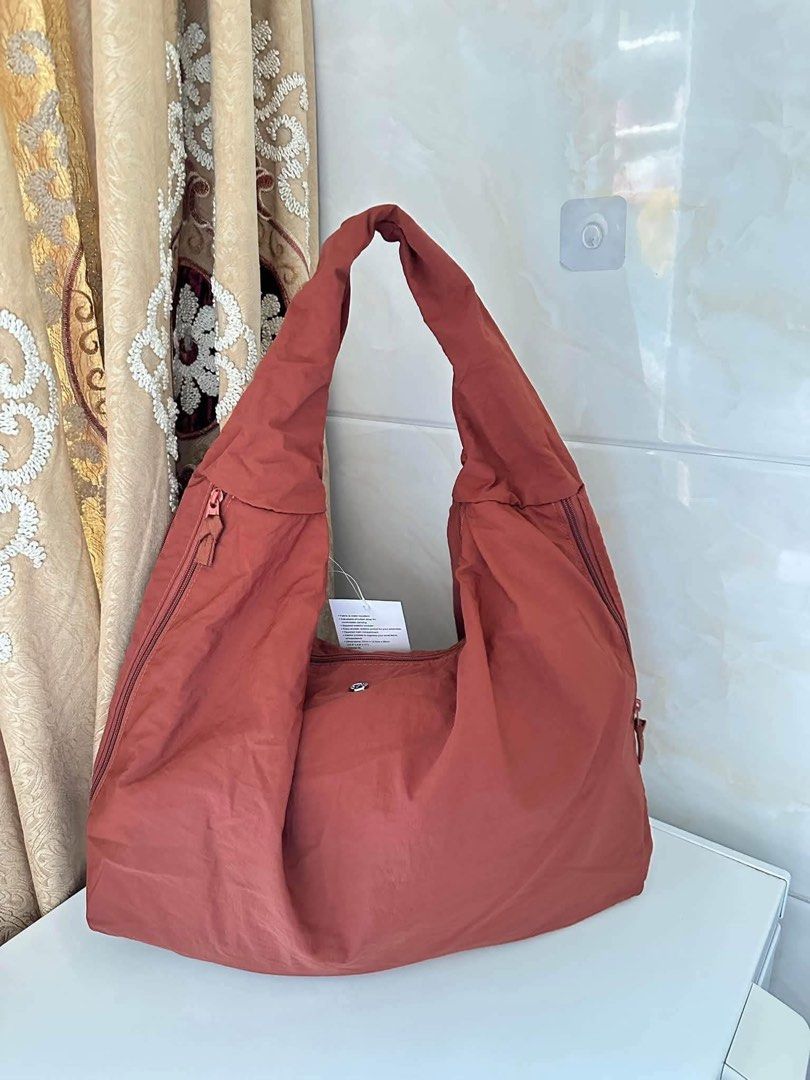 Lululemon Pleated Shoulder Bag 10L (Category: Shoulder Bags) located in Quezon City. Submitted by stuffs.hellyy (Listing ID 1465315065, Image 2). Description: .
