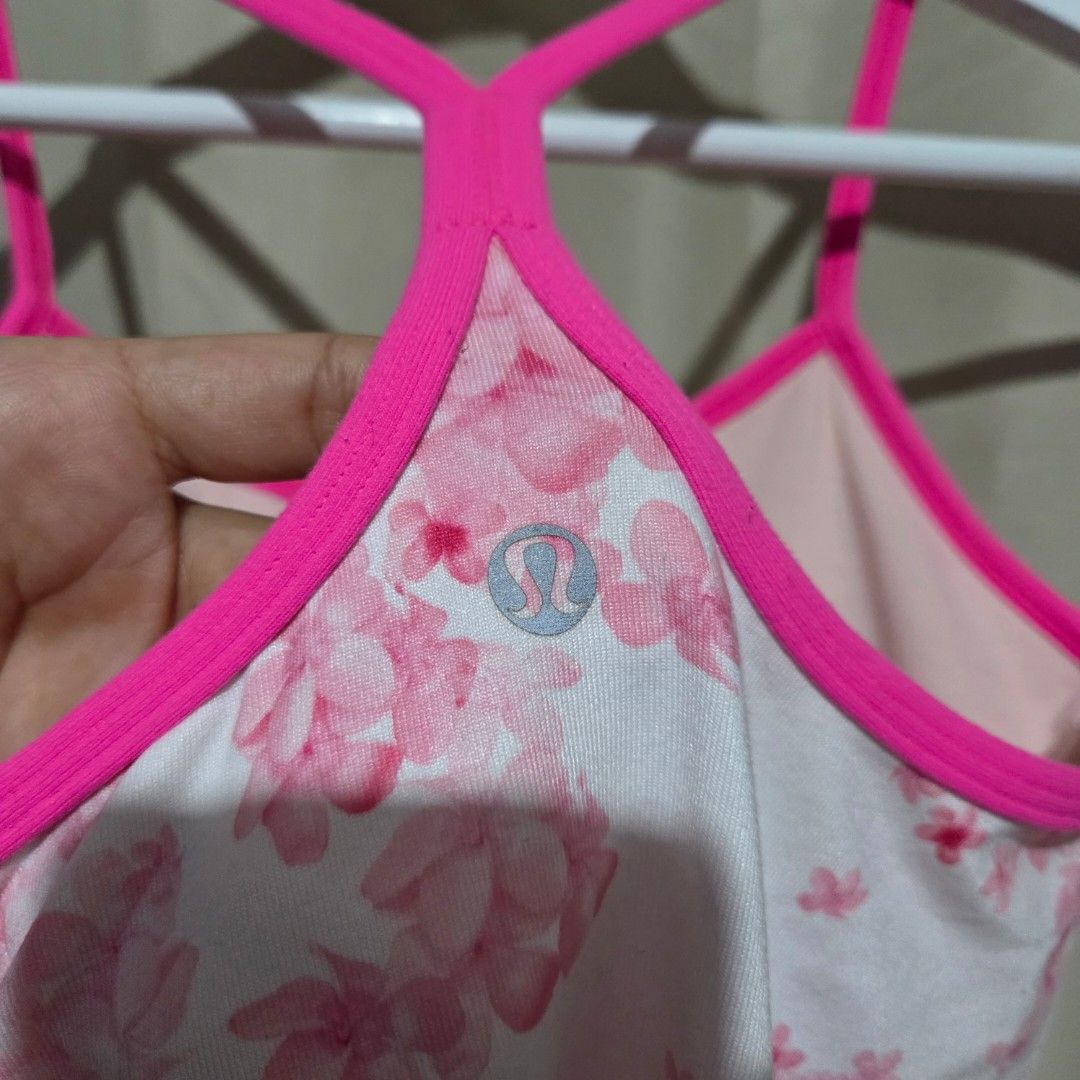 LULULEMON SIZE 8 (Category: Activewear) located in Santiago. Submitted by fromboxes (Listing ID 1465314985, Image 3). Description: Like new may stain lng sa loob Ships thru J&T Isabela North Luzon Shipping Nationwide No rush shipping 😊😊.