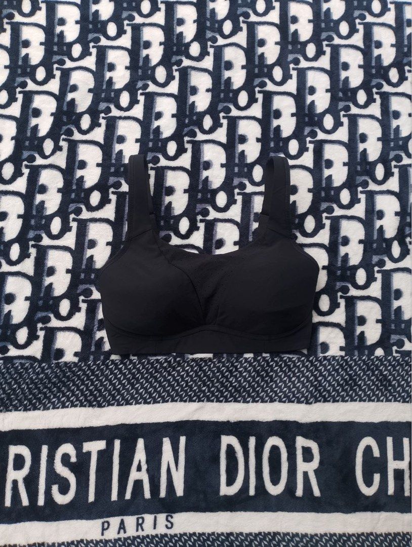 Lululemon sports bra (Category: Activewear) located in San Jose. Submitted by niknikssss (Listing ID 1465191667, Image 1). Description: Lululemon sports bra In excellent condition.