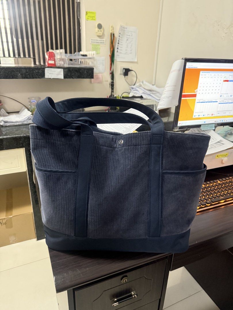 Lululemon tote bag (Category: Everything Else Others) located in Manila. Submitted by declutterwithg (Listing ID 1465244937, Image 3). Description: will pass as brandnew bought for 7k plus no issues .